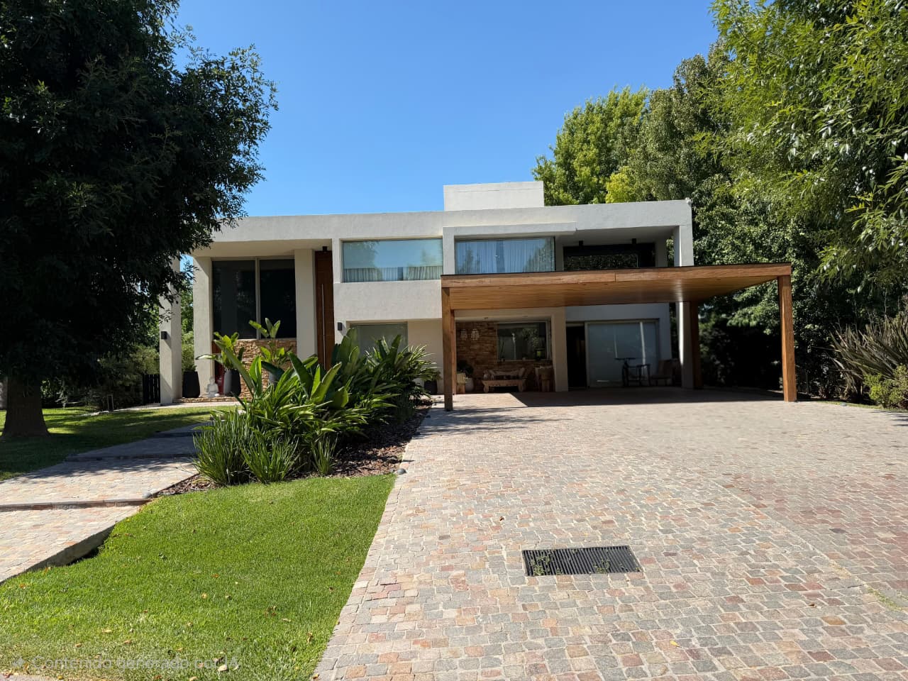 Casa 5 Ambientes Lote 1028 m² – 445 m² Cub. – Detalles de Categoría – Carola Lorenzini 4951 -Bº Privado San Patricio – Moreno